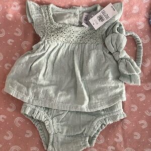 Baby Gap green dress with bloomers and matching head bow size 0-3 m NWT